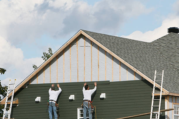 Professional Siding Installation technician working in Kenilworth, IL